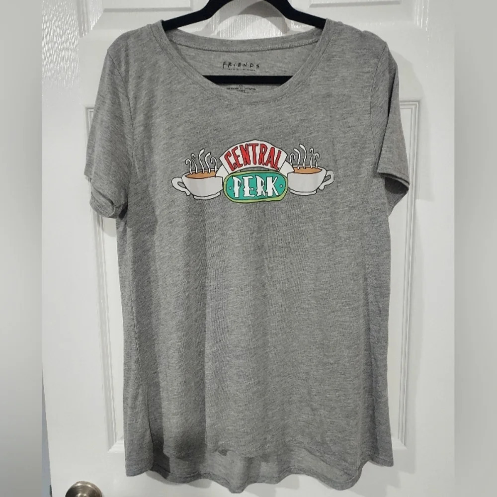 FRIENDS Heather Light Gray Graphic Central Perk Short Sleeve Shirt in Size XXL
